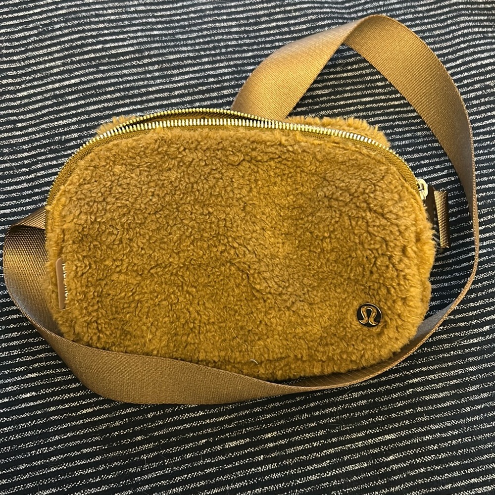 Lululemon everywhere belt bag Fleece